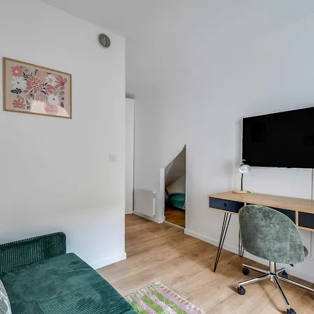2p With Patio Near Paris *